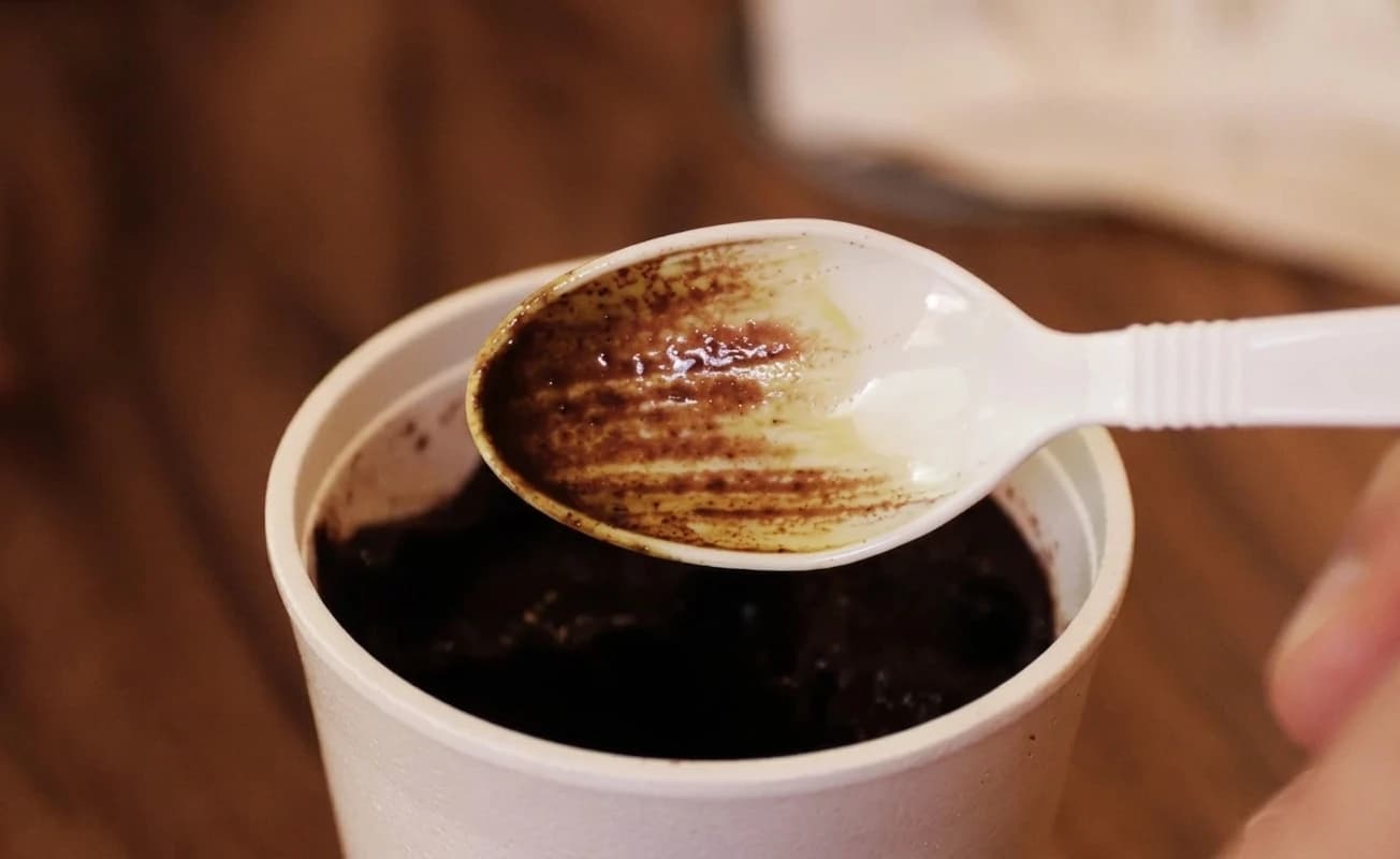Colher marcada pelos óleos naturais do açaí