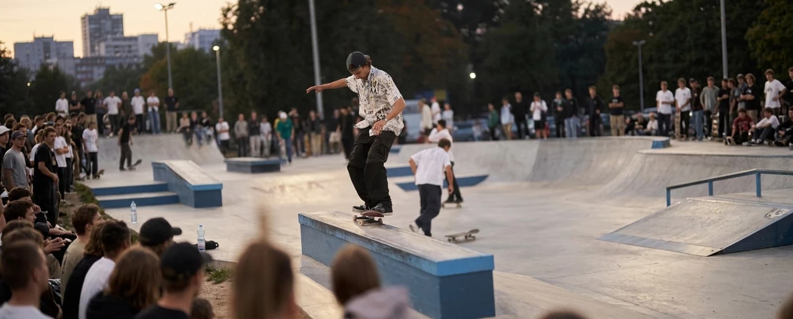 Atletas e público reunidos em um evento de skate