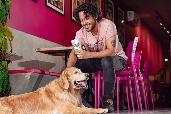 Cliente acompanhado de seu cachorro na loja